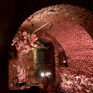 Elegancka restauracja przygotowana na przyjęcie weselne
