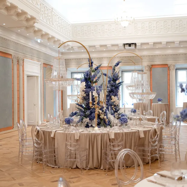 Chopin Room z ustawieniem na ceremonię ślubną